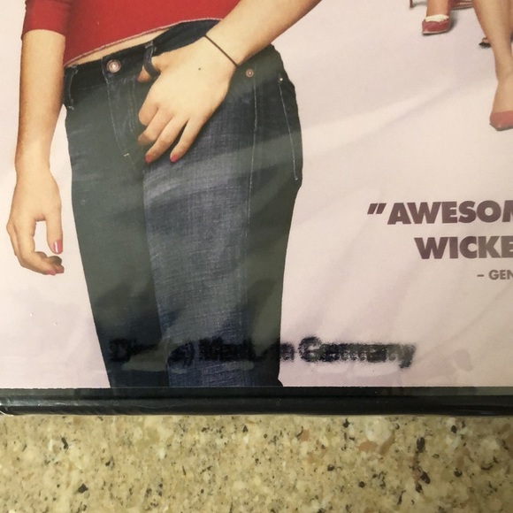 Brand new Mean Girls movie - Picture 3 of 5